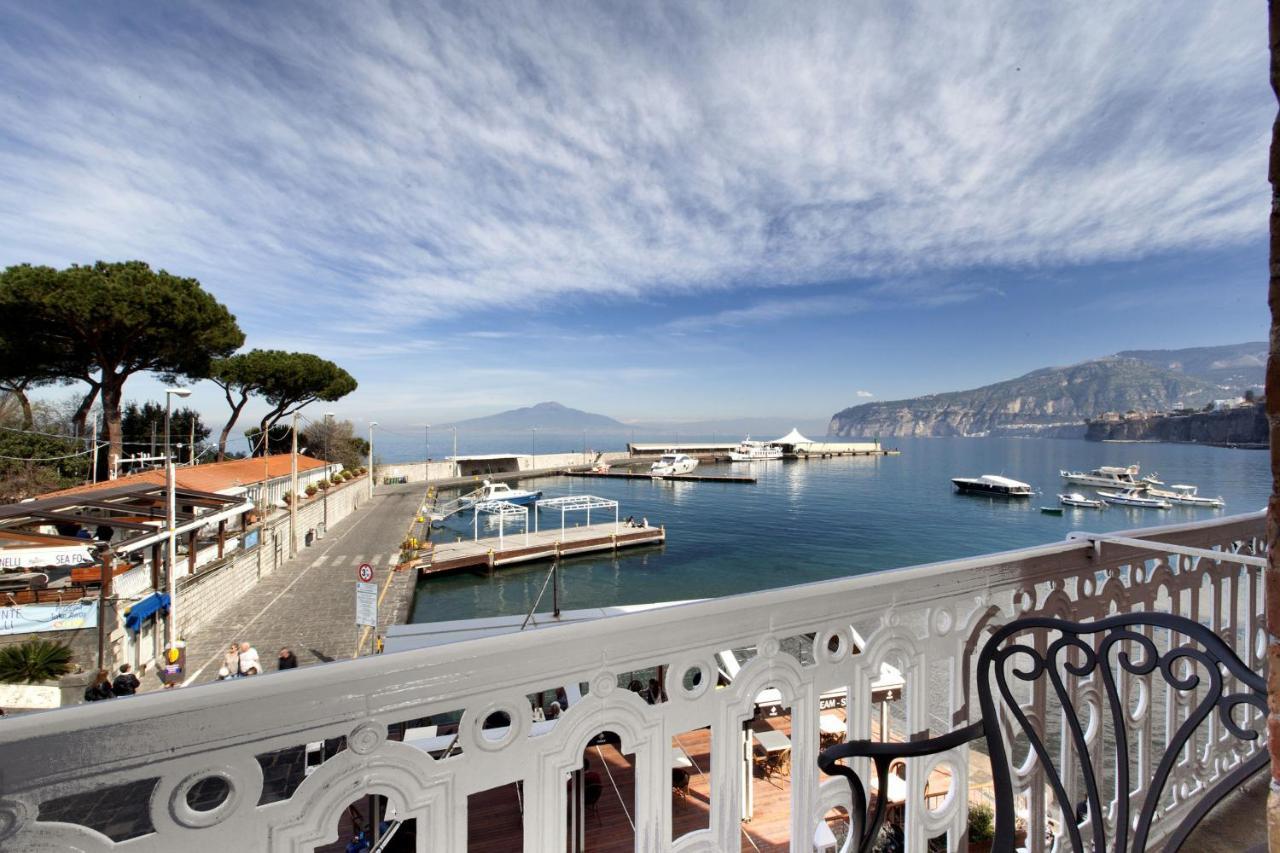 Amore Rentals - La Terrazza Sul Porto Sorrento Buitenkant foto